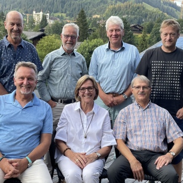 Nach dreissig Minuten war die Liquidation beschlossen - Sie haben die Eisbahn Gstaad AG die letzten Jahre geprägt  (stehend von links):  VR-Vizepräsident Peter Brand,  VR Robert Stutz, VR-Präsident Stefan Romang, Sekretär und  VR Bernhard Ludi. Sitzend von links: VR Patrick Zürcher,  VR Katharina von Siebenthal und Jürg Horn (Kassier, aber nicht  im Verwaltungsrat). (Foto: AvS)