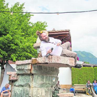 Wilde Akrobatik auf dem Gstaader Dorfbrunnen - Pascal Hiltbrand von «Hi Jo» weiss, wie er das Publikum um den Finger wickeln kann… FOTOS: JOCELYNE PAGE