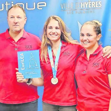 GYC-Racing-Team-Segler in der Goldfleet an den Europameisterschaften - Anja von Allmen (rechts) mit Silbermedaillengewinnerin Maud Jayet (SNG) und Coach Mikael Lundh in Hyères. FOTO: ZVG