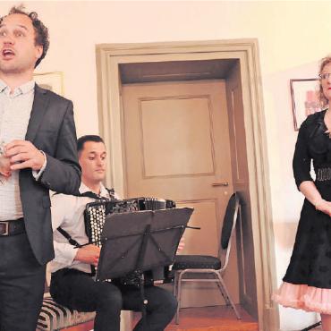 Kulturpreis und Applaus für «Alp Opus» - Und wer die Melodie aus Mozarts «Zauberflöte» nicht gleich erkannte, der fand im dezenten Federschmuck bei Papageno (Tobias König, links) und Papagena (Beatrice Villiger) den entscheidenden Hinweis. Gjorgi Spassov am Akkordeon war zwar optisch im Hintergrund, aber musikalisch immer weit vorn. FOTO: JENNY STERCHI