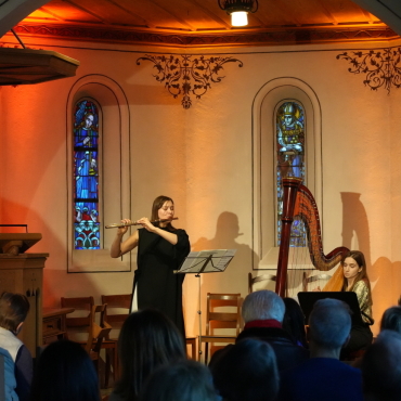 Querflöte und Harfe im Einklang - Zofia Neugebauer und Julia Łopuszyńska spielen mit Querflöte und Harfe im Duett. (Fotos: Paula Mittag) 
