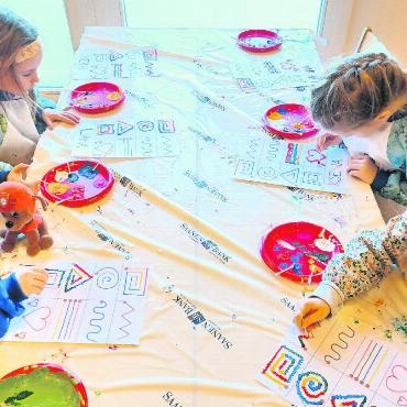 Frühe Deutschförderung 2.0: Auswertung liegt vor - Kinder mit Förderbedarf können sich in der Kita, in einer Spielgruppe oder bei Tageseltern spielerisch der deutschen Sprache nähern. FOTO: FELICIA VON ALLMEN/ ARCHIV AVS