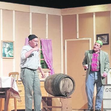 Das Grubenchörli begeistert mit Konzert und Theater - Bauer Heinrich (links) und Knecht Josef.