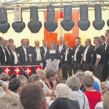 Zusammen feiern und geniessen - Musikalische Unterhaltung unter anderem mit dem Jodlerklub Lauenen.