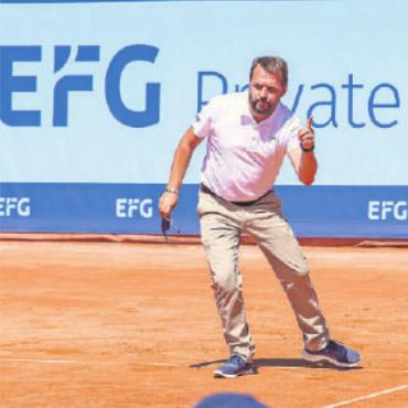Einsatz, Ehrgeiz, Emotionen: EFG Swiss Open Gstaad 2022 - Der Schiedsrichter checkt den Aufprall des Balls.