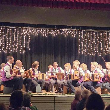 Musik und Bräzeliduft lagen in der Luft - Grossformation Simmental-Saanenland. FOTOS: ZVG