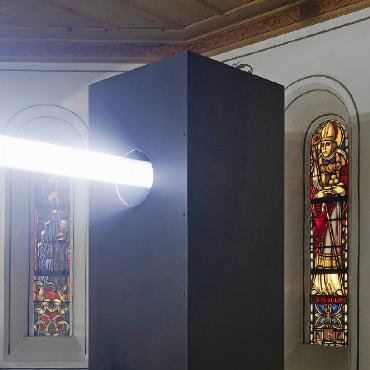 Reise durch Zeit und Raum - Aus einer Metallstruktur im Chorraum strömt das Licht. FOTO: ROBERTO CONTE