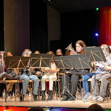 Ein Gaudi für Gross und Klein - Die Bläserklasse der Schule Saanen unter der «Obhut» von Franziska Raaflaub.
