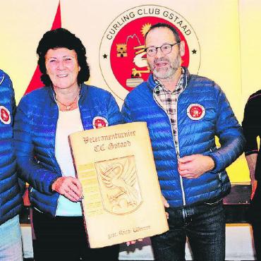 Sieg für einheimisches Curling-Veteranenteam - Siegerfoto: v.l. Franz Zingre, Renate Mayor, Kurt Trachsel (Skip) und Rainer Cueni. FOTO: ZVG