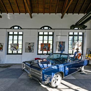 Skier und «Roaring Twenties» - Im Industriegebäude Le Tremplin, dem ehemaligen Stromwerk der MOB, kommt die Leidenschaft des Künstlers fürs Skifahren und auch die «Roaring Twenties» gut zur Geltung.