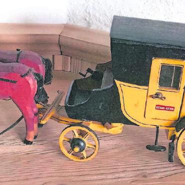 Postkutschenmodell von 1920 - Eine kleine historische Attrappe: Anton Rüesch hat letztens ein kleines Postkutschenmodell aus dem Jahr 1920 erwerben können. Der Schriftzug «Gstaad-Gsteig» ziert es. FOTO: ANTON RÜESCH
