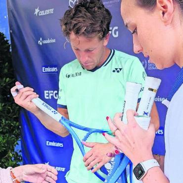 Alexander Bublik feiert seinen ersten Sandplatz-Titel - Kann man auf einem Tennisschläger eigentlich auch Gitarre spielen? – Casper Ruud beim Schläger signieren.