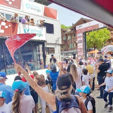 Tour de Suisse Women: Was Reusser in Gstaad begann, brachte sie zu Ende - Das Fahrerinnenfeld ist «losgezischt». Viele der Zuschauenden liefen die ersten Meter mit dem vorbeifahrenden Feld mit. Zwar nur einige Meter und niemals bis auf den Jaunpass! FOTO: EUGEN DORNBIERER-HAUSWIRTH