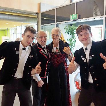Wenn der Pfarrer im Hühnerstall den «Chilchlijutz» hört… - Fabio Zmoos (links) und Nico Sumi (rechts) gemeinsam mit ihrer Leiterin Barbara Kohli und Komponist Franz Stadelmann.