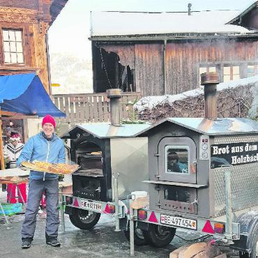 Stimmungsvoller Weihnachtsmarkt in Saanen - Grittibänze, das klassische Zopfteiggebäck während der Adventszeit, wurden von Bäckermeister Eric Oehrli in den rauchenden Holzbackofen gelegt. Gegen 200 Stück erfreuten an diesem sonnigen, aber kalten Adventssamstag Klein und Gross.