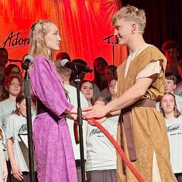 Adonia-Musical in Gstaad – Teil der grossen Geschichte sein - Rahab mit Gast: Der Gast, in Jericho als Spion entpuppt, erklärt Rahab den Rettungsplan. Später im Musical läuten dann noch die Hochzeitsglocken.