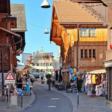 Sommerfest mit Markt am kommenden Samstag in Saanen - Marktstände, Spiel, Spass Musik und feine Häppchen warten auf Einheimische und Gäste bei gemütlicher Stimmung im Saanendorf. FOTO: UELI MÜLLER