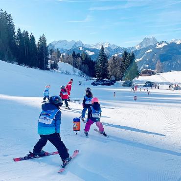 Snowli, glückliche Kinder und motivierte Skilehrer:innen - Um die Ovomaltine-Gläser lässt es sich am einfachsten kurven.