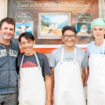 Zwei Nepalesen lernen käsen - Das Käseteam auf der Alp Turnels: v.l. Daniel Michel, Nima Chiring, Dawa Norbu und Ursula Michel.