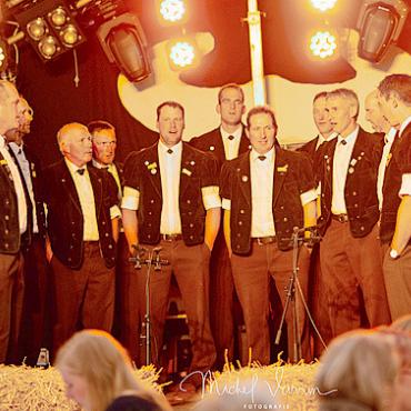 Volkstümlicher Abend zum Auftakt des Mad Muni Festivals - Der Jodlerklub «Bärgfriede» Gstaad bei seinem Auftritt am Mad Muni Festival 2022. FOTO: ZVG