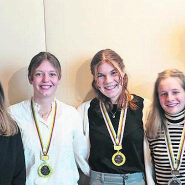 «Wir haben natürlich schon Freude, wenn die Glocke zu uns kommt.» - Die drei schnellsten Skifahrerinnen kamen alle aus dem Gymnasium Gstaad: v.l.n.r. Ondrej Vokoun (Le Rosey, Rennchef), Laëtitia Peynon (Le Rosey, Co-Head of Academics), Nadine Friedli (General Manager ab 1. März – The Alpina Gstaad), Lea Aellen, Gina Lanz, Milena Matti, Kim Kovacevic (Le Rosey, Co-Head of Academics) sowie Christoph Däpp (Schulleiter Gymnasium Gstaad).