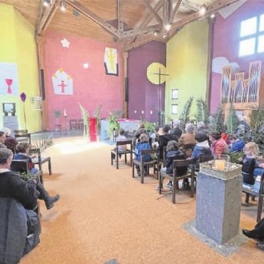 Eindrücklicher Einkehrtag in Zweisimmen - Oben: Die mit Palmzweigen verzierte Kirche in Zweisimmen.