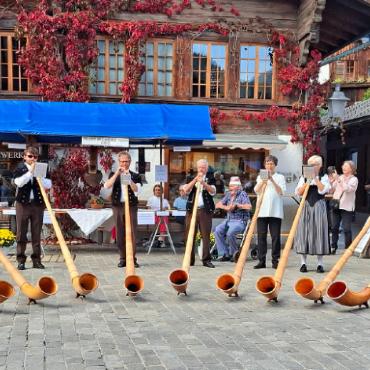 Ein Dorf im Käsefieber: Berner Alpkäsemeisterschaft in Saanen - Sorgt immer wieder für Begeisterung: die Alphorngruppe mit ihren heimeligen Klängen.