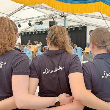 Erfolgreiche Konzertreise der MG Gstaad nach Luxemburg - Mit ihren Shirts konnte die «Gstaad-Musig» einen guten Eindruck hinterlassen. FOTOS: ZVG