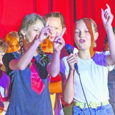 100 Jahre Schule Rütti – eine zirkusreife Jubiläumsfeier - Der Titelsong «Zirkus, Zirkus, Zirkuswält, s git nüt Schöners uf dr Wält» wurde gerappt.