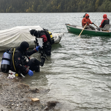 Arnenseeputzete - Fertig für den zweiten Tauchgang: Walter Aebi und Madlen Heim aus dem Seeland. Im Hintergrund das Begleitboot mit Marcel Burri und Gérard Castella.  