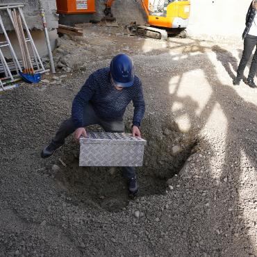 Grundstein samt Zeitzeugnissen feierlich gelegt