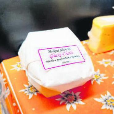 Molkerei Gstaad und Schönried erfolgreich an Swiss Cheese Awards - Das Schönrieder Glücks-Chesli von Reto Siegrist und seinem Team landete auf Platz 3 in seiner Kategorie. FOTO: MOLKEREI SCHÖNRIED