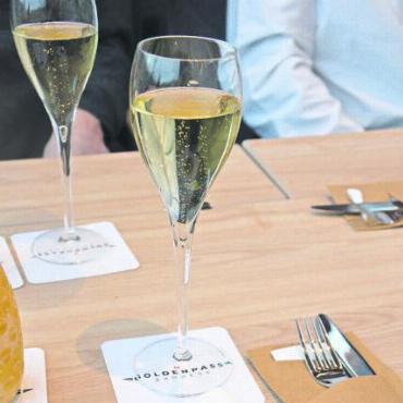 Von Interlaken nach Gstaad ohne Umsteigen: der Testbericht - Hochklassige Verpflegung: Champagner und Kaviar.