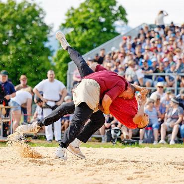 Start in die Berner Kranzfestsaison - Annen Dominic gegen Blatter Remo. FOTO: BARBARA LOOSLI