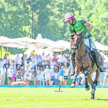 Hublot Polo Gold Cup Gstaad: Die Organisatoren heissen ein neues Team willkommen - Im August fliegen die Bälle wieder über den Rasen und die Pferde jagen ihnen nach.