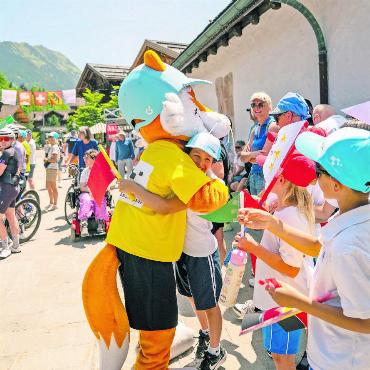 Tour de Suisse Women: Was Reusser in Gstaad begann, brachte sie zu Ende - Eine herzliche Umarmung mit dem Maskottchen! FOTO: MARCO MINNIG