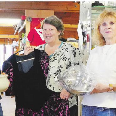 Starke Frauen für ein starkes Saanenland - Die Co-Präsidentinnen des FV Saanen Therese Mösching und Tatjana Röthlin (Mitte) mit der Leiterin der Brockenstube, Sonja Kübli (rechts). FOTOS: ZVG