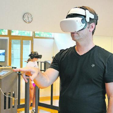 Bereit fürs Festival - Auch Projektleiter Alex Wäber liess sich auf das Erlebnis mit der VR-Brille ein.
