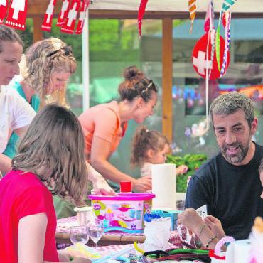 Alles Gute zum Geburtstag, liebe Schweiz! - Ob beim Basteln des Mösner Kinderprogramms (links) oder auf der Saanis Hüpfburg: Den Kindern wurde einiges geboten.