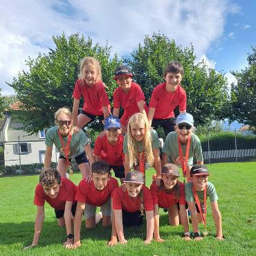 Zwei Finalqualifikationen an der Swiss-Ski Summer Challenge - Eine Pyramide voller sportbegeisterter Kinder.