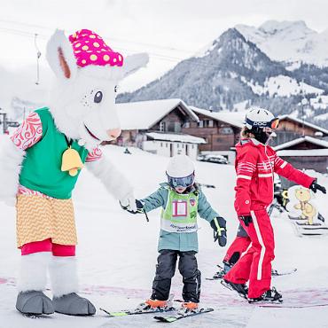 Die bereits dritte Saison: kostenlose Abonnemente für Kinder und Jugendliche - Kinder und Jugendliche bis 15-jährig fahren auch in diesem Winter kostenlos mit den Gstaader Bergbahnen. FOTO: NOMADNESS_GST