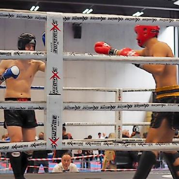 Gstaad Kickboxing glänzt beim 4. Basler Dynamic Cup - Mert Maraslioglu (mit rotem Helm) im Einsatz – konzentriert im Ring.