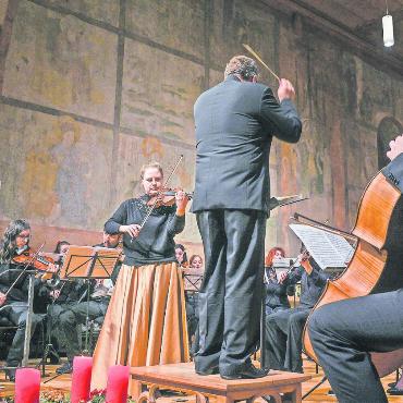 Ein wunderbarer musikalischer Abschied vom alten Jahr - Die europaweit renommierte, dem Orchestra degli Amici eng verbundene Geigerin Simone Roggen meisterte dieses sehr bekannte und doch immer wieder verblüffende Violinkonzert äusserst sensibel und musikalisch. FOTOS: PHILIPPE CHEVALIER