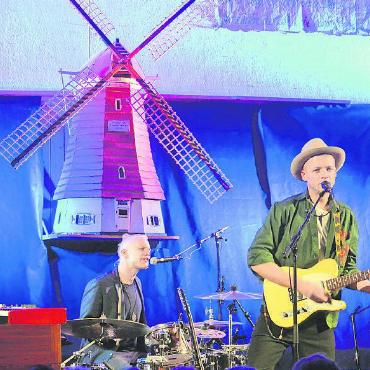 Es «blueste» im Musikhaus Zweisimmen - Lucky Wüthrich und Band mit der holländischen Mühle im Hintergrund. FOTO: MARKUS BACHMANN