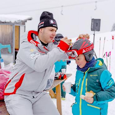 Lars Rösti bleibt unschlagbar: Heimspiel vor Nachwuchs und Fans - Ein Autogramm auf dem Skihelm, damit die Erinnerung an den Skistar auch auf der Piste präsent bleibt.