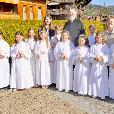 Erstkommunionfeier der Pfarrei St. Josef Gstaad in Zweisimmen - Die zwölf Erstkommunikant:innen mit ihren Katechetinnen und Pfarrer Klaus Metsch. FOTO: ZVG