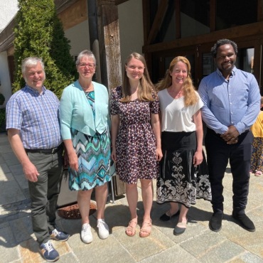 Der Alltag und die Zukunft fordern heraus - Einige führende Köpfe der Kirchgemeinde: v.l. Felix Neff (Präsident der römisch-katholischen Kirchgemeinde), Eva Regli (Kassierin), Martina Zechner (Katechetin), Petra Müller (Sekretärin) und Pierre Nyongo (Kaplan). (Foto: AvS)