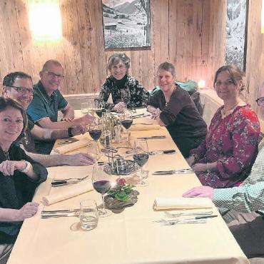 BOSV Ex-Klusiv kulinarisch unterwegs im Saanenland - V.l. Monika Nägeli, Thomas Jampen, BOSV Finanzchef, Patrick Staub, Beatrice Gafner, Susi Müller, Christine von Grünigen und Jürg Müller.