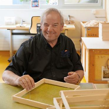 Ein breit gefächertes Angebot - Martin Tanner (rechts) führte Besuchende durch die Werkstatt.