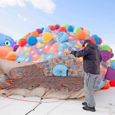 «Wir haben den Kilimandscharo in 8000 Metern Höhe überflogen» - Der Ballon der Ballone kam mit Nick Dunnington aus der Nähe von Bristol, UK. Der Blick ins Innere vermittelt einen Eindruck von der Grösse eines Heissluftballons.